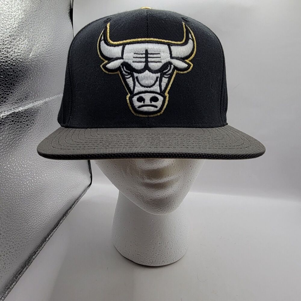 Mitchell & Ness gold,black,gray Bulls hat nostalgia Co. Philadelphia PA